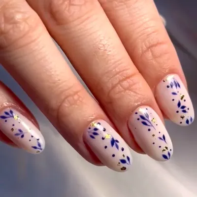 Nail art bleu et or sur ongles nude