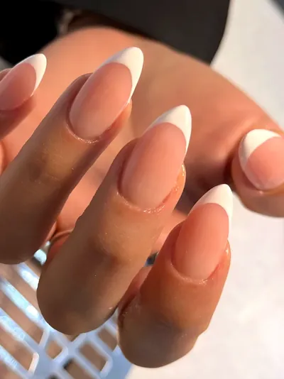 Manucure french sur ongles amande