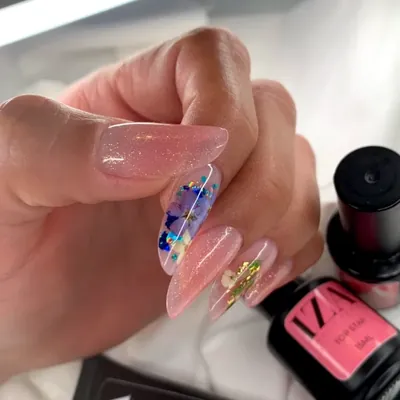 Pose gel avec fleurs séchées incrustées