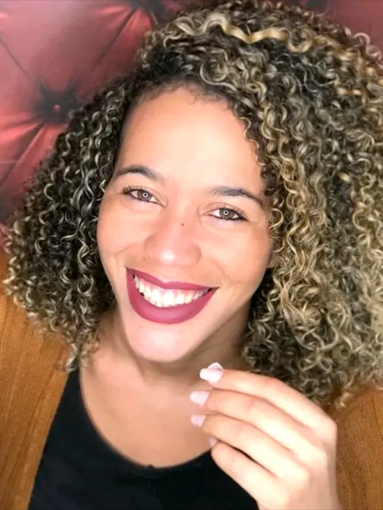 Portrait de Maria Silva, prothésiste ongulaire