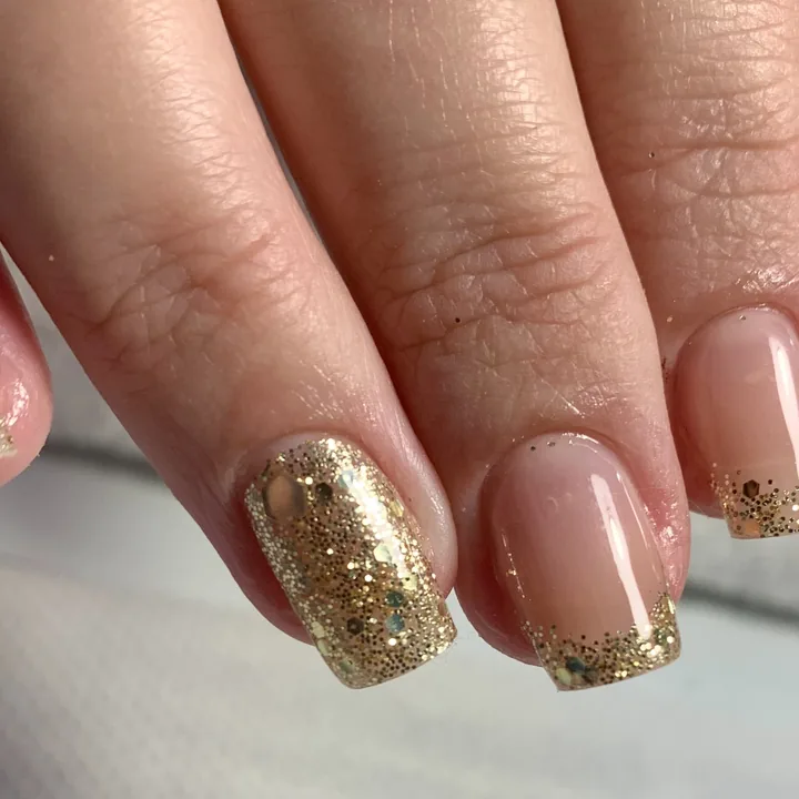 Nail art : french pailletée dorée et ongle entièrement pailleté