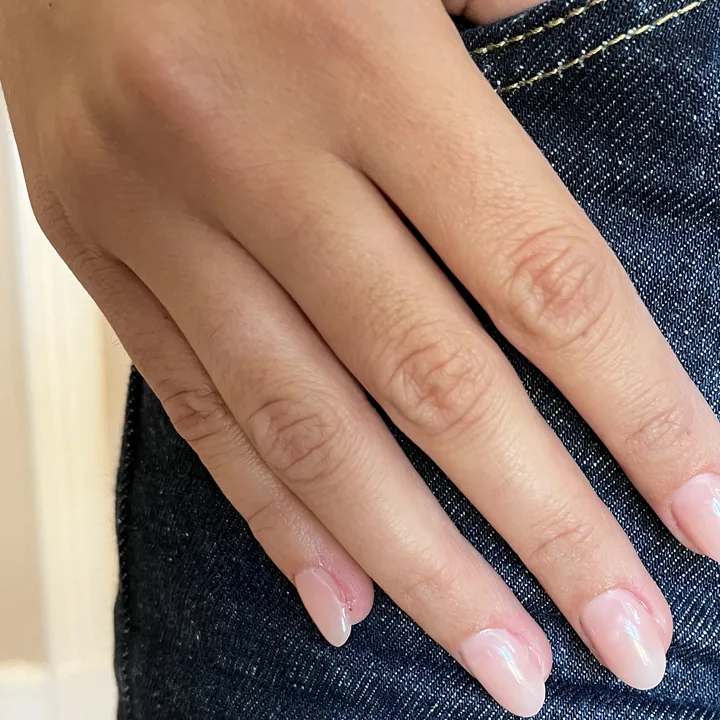 Après : ongles rallongés en amande, finition rose naturel