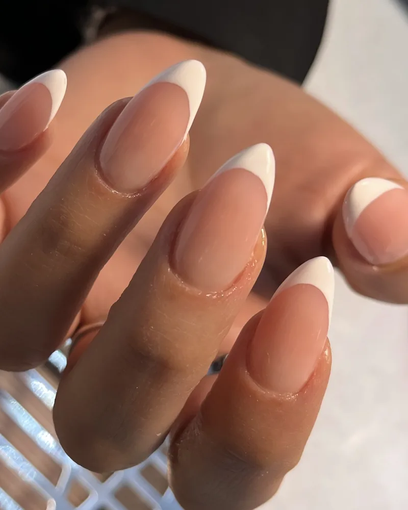 Bain de gel sur ongles naturels en amande, french blanche classique sans décoration