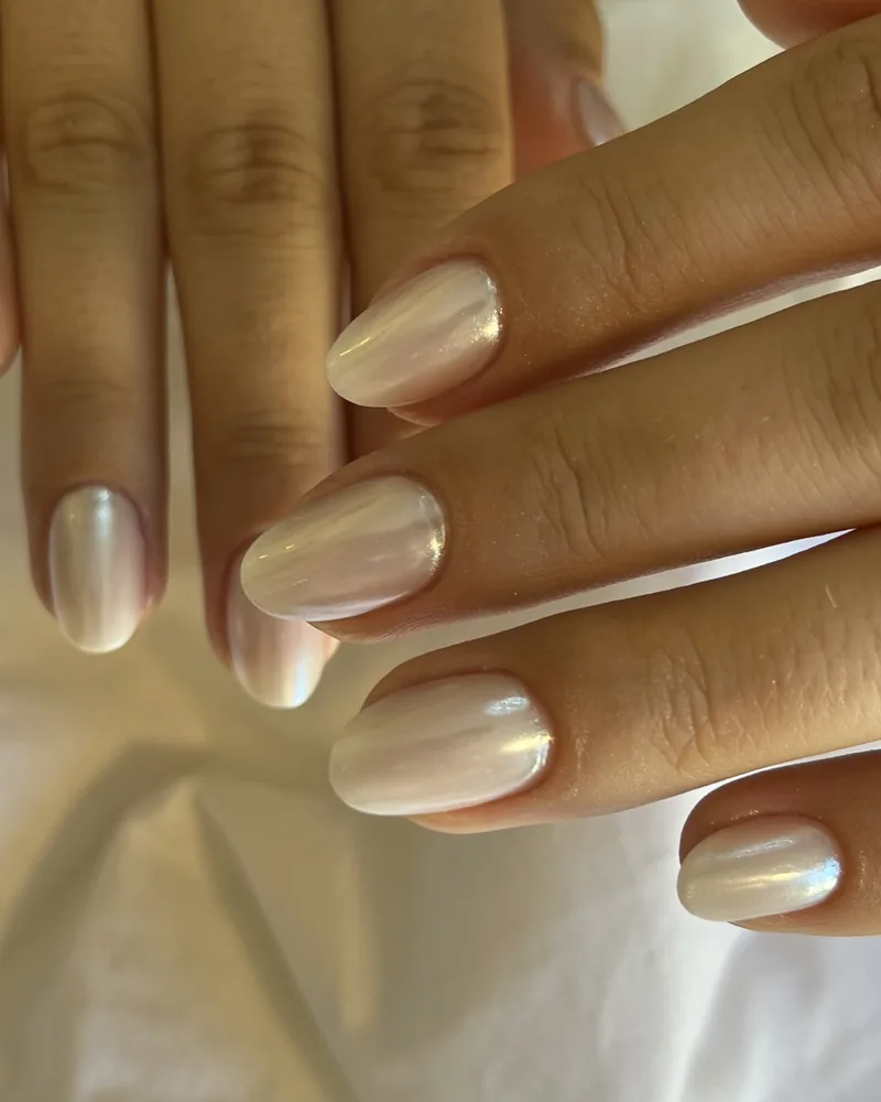 Bain de gel sur ongles naturels courts, finition nacrée